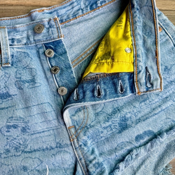 Levi’s x Peanuts Snoopy Print High-Rise Cutoff Denim Shorts Size W26 - Picture 5 of 16